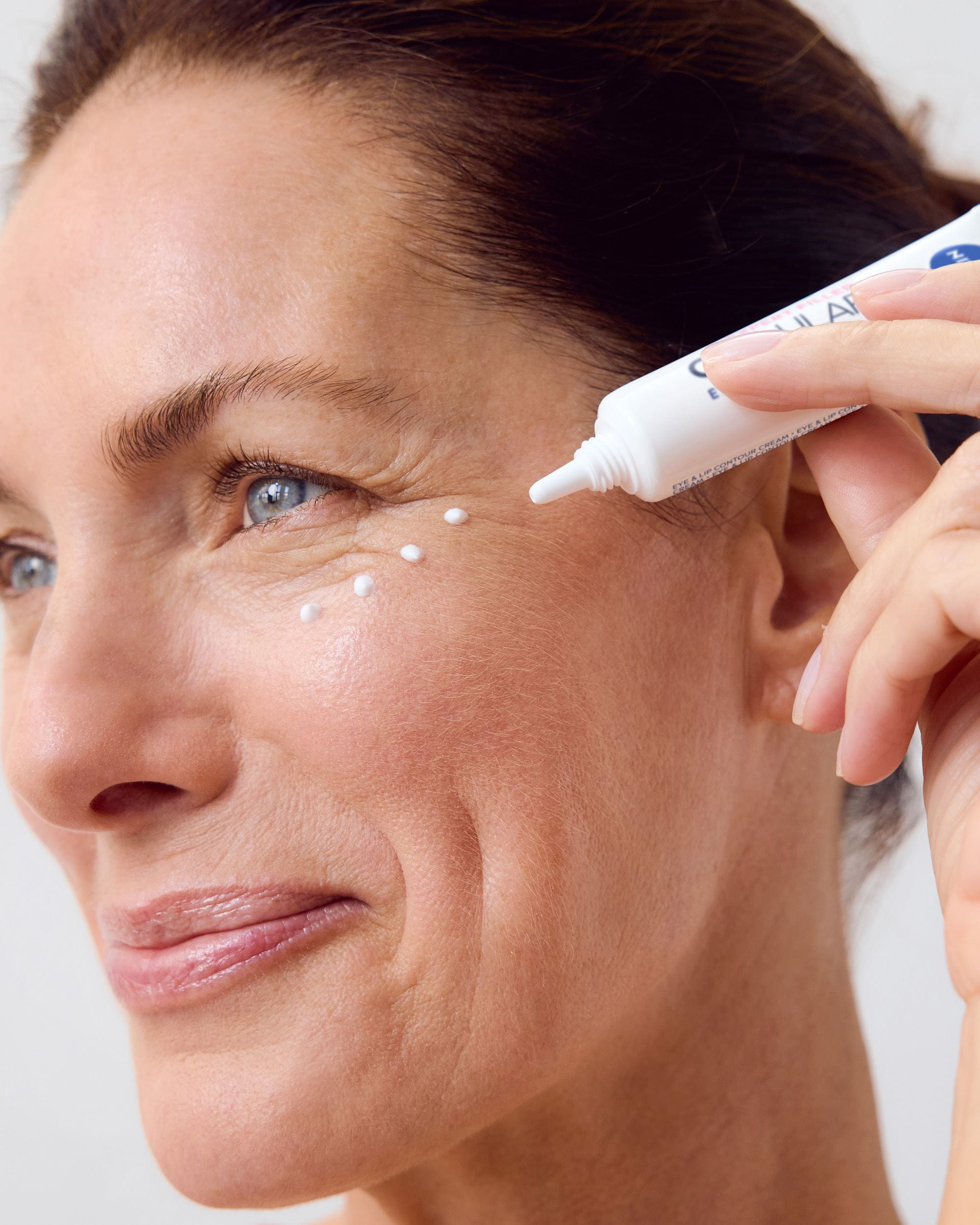 woman applying Nivea Cellular Expert Filler
