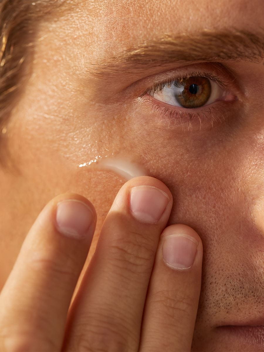 uomo che applica il gel scrub viso Nivea