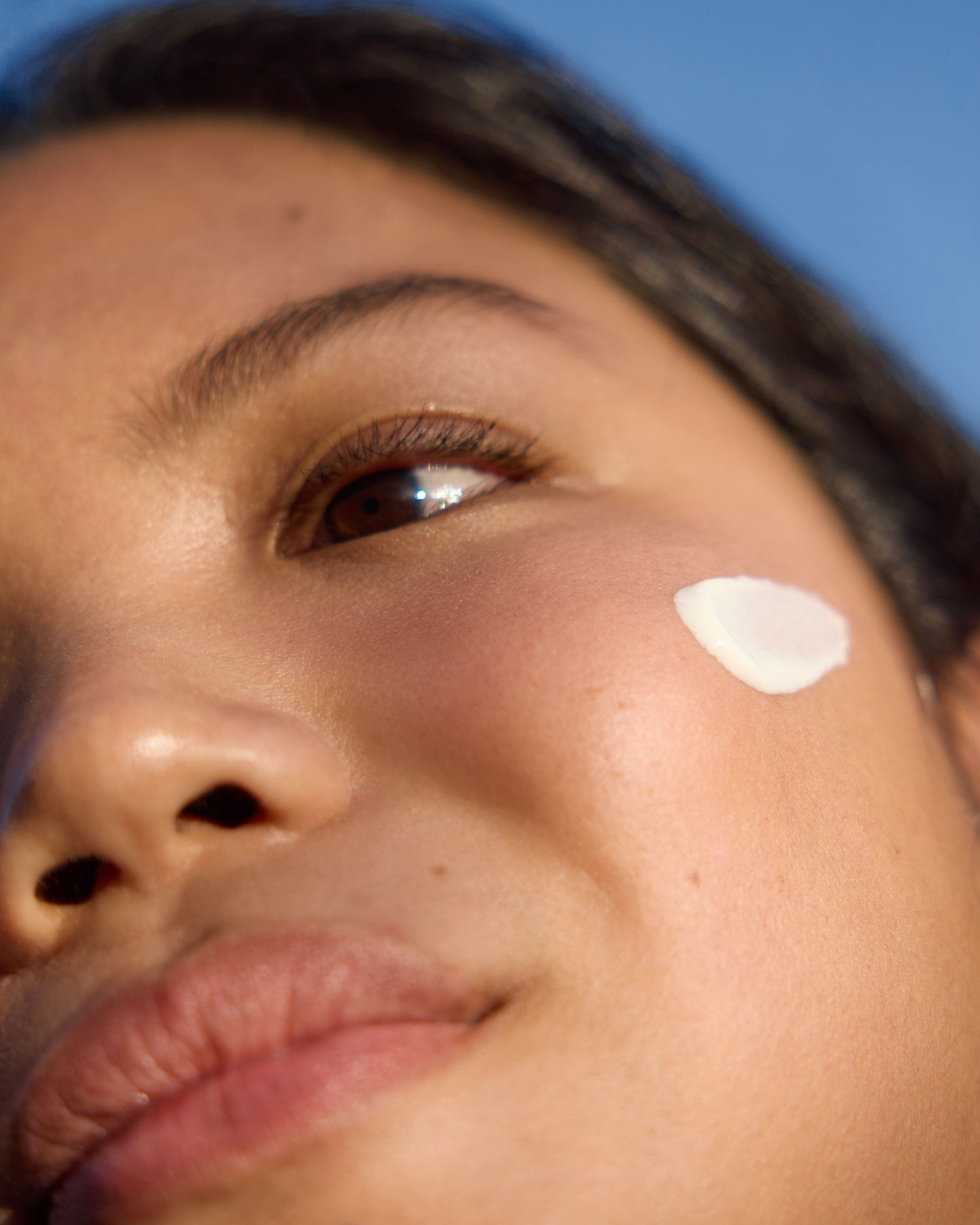 donna con crema idratante sul viso