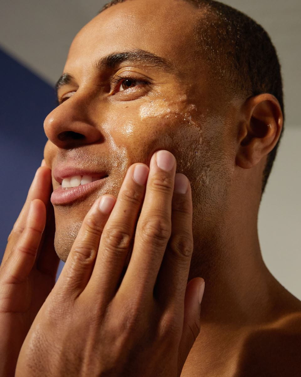 uomo che applica la crema idratante viso Nivea