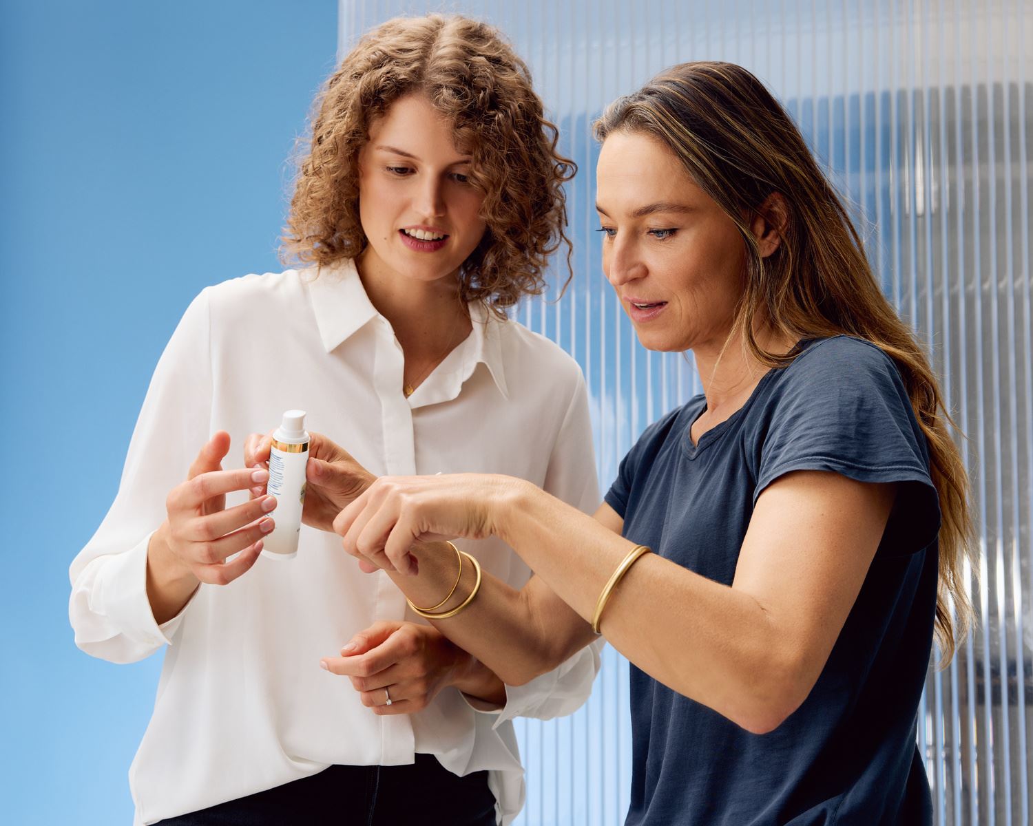 tre donne che usano Nivea Luminous630 Trattamento Occhi
