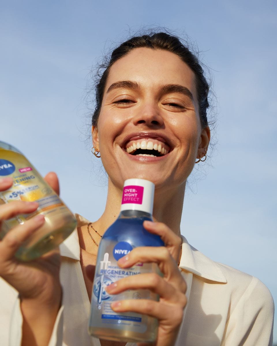 giovane donna che usa la micellare Nivea