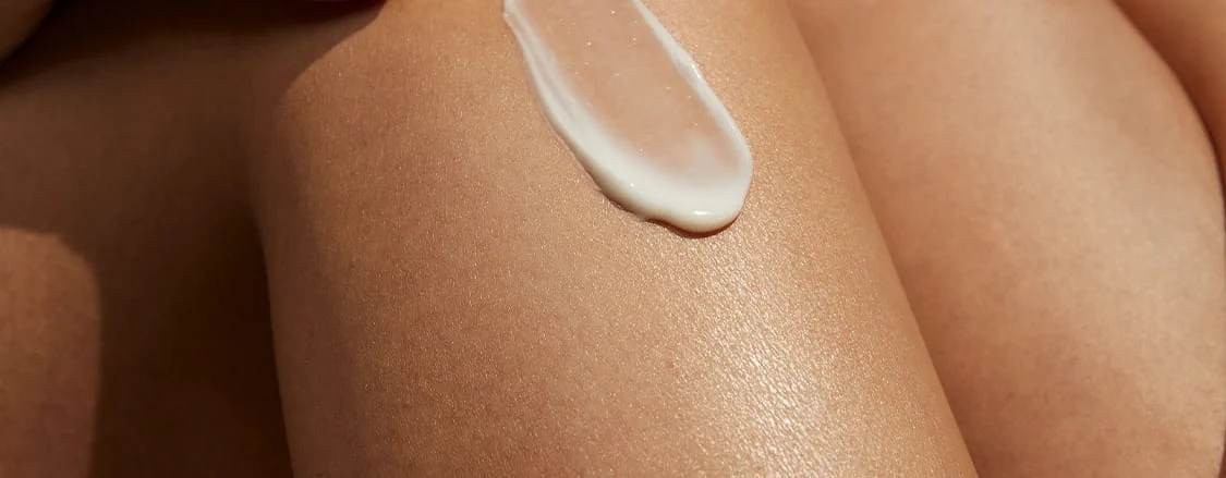 ragazza dai capelli ricci con in mano una crema per il viso Nivea