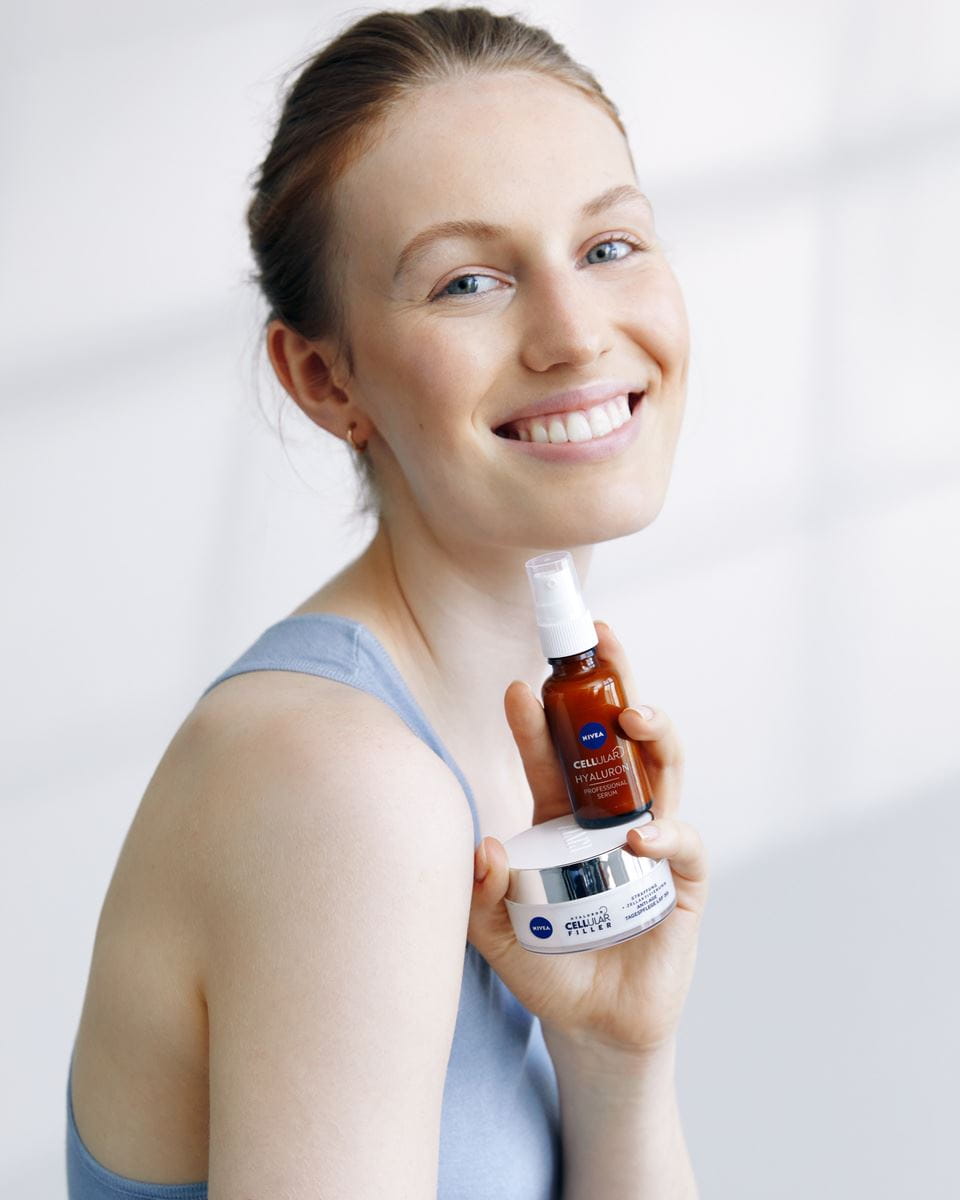 donna con prodotti Nivea